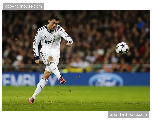 皇马内部画面显示库尔图瓦先触球，VAR改判点球决定引发争议