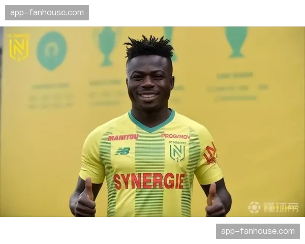 官方：南特与36岁后卫帕卢瓦续约一年