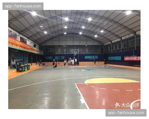 “深度：智慧停车与客流疏导，揭秘大型比赛日球场周边交通管理的技术解决方案”