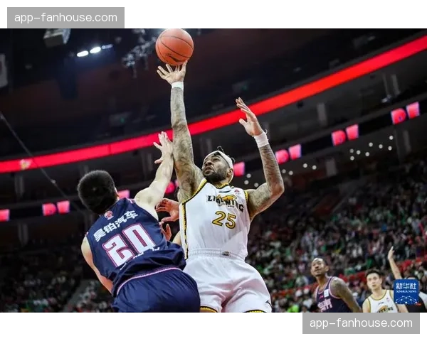 沃特斯压哨三分不中，辽宁主场击败广东，拿到冠军点